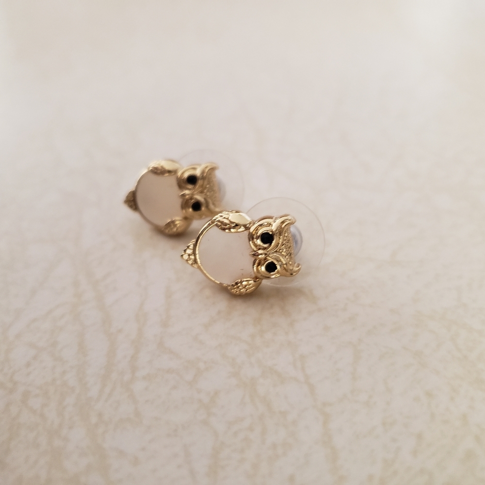 Kate Spade owl earrings in gold with pearlish body